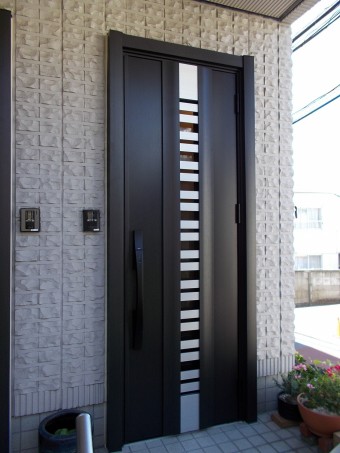 2世帯戸建て 玄関ドアのリフォーム 2世帯戸建て 玄関ドアのリフォーム